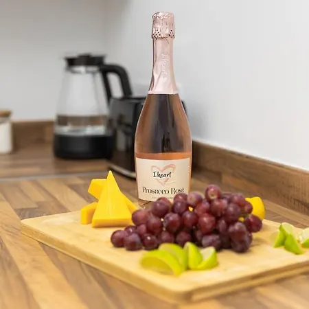 Charming House - 3 Minute's Walk To The - Free Parking, Smart Tv And Fast Wifi By Yoko Redcar