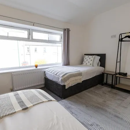 Charming House - 3 Minute's Walk To The - Free Parking, Smart Tv And Fast Wifi By Yoko アパート *